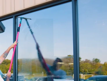 Window cleaning with water-fed pole